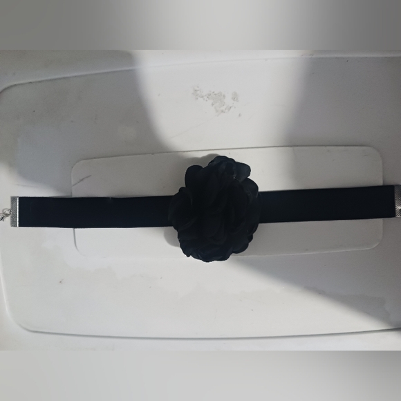 Women Black Flower Velvet Choker Necklace - Picture 3 of 11